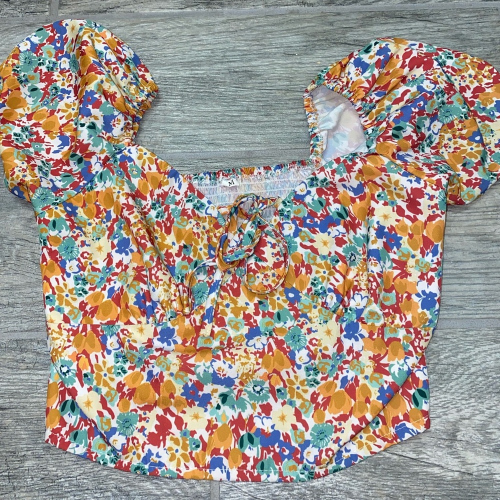 Cropped floral blouse with fun pattern